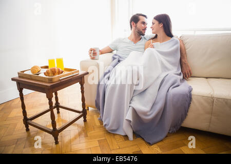 Süßes paar entspannende auf Couch Unterdecke Stockfoto