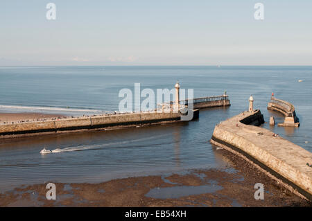 Hafeneinfahrt von Whitby Stockfoto