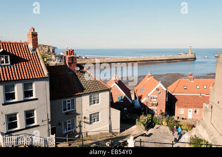 Whitby Hafeneinfahrt von 199 Stufen gesehen Stockfoto