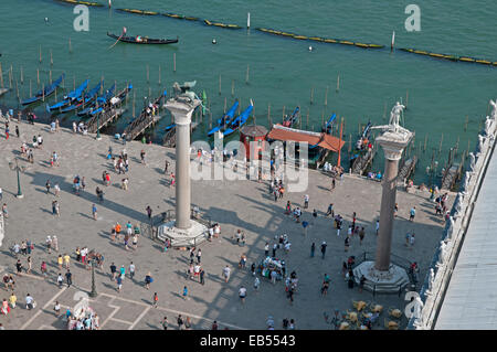 Spalten der Löwe von St. Markus und St. Theodor und Gondalas von St. Marks Glockenturm Venedig Italien Collonne di Marco e Todaro COL Stockfoto