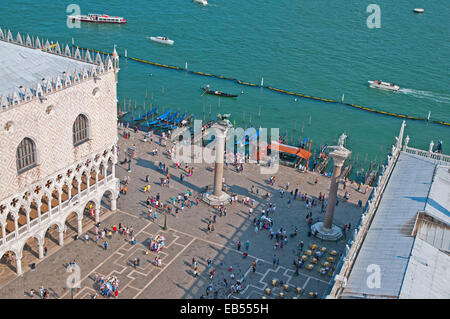 Spalten der Löwe von San Marco, Dogenpalast und Saint Theodore und Gondalas von St Mark Bell Tower Venedig Italien Stockfoto