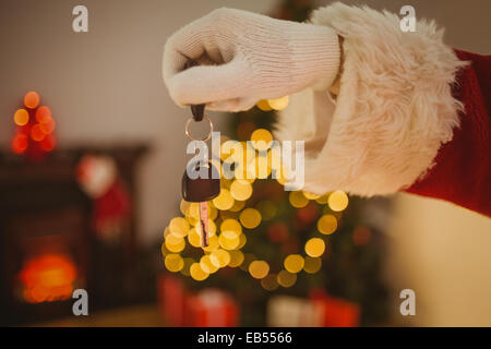Hand des Weihnachtsmanns, die Auto-Taste gedrückt halten Stockfoto