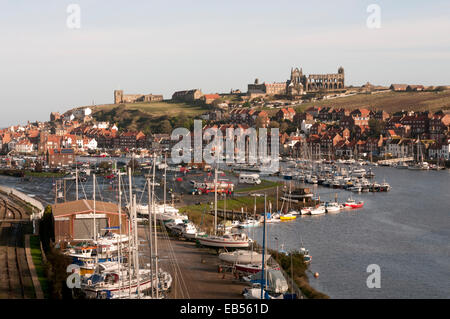 Whitby North Yorkshire mit der Abbey und der St Marys Church Stockfoto