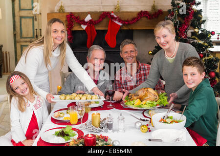 Zwei Frauen, die Weihnachten Abendessen für ihre Familie Stockfoto