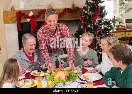 Mann mit gebratenem Truthahn zu Weihnachten Stockfoto