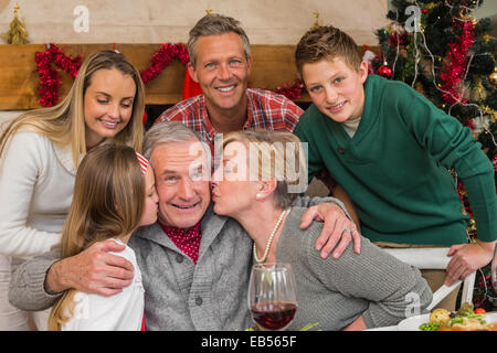 Fortpflanzungsfähigkeit Familie mit kleinen Mädchen küssen ihr Großvater Stockfoto