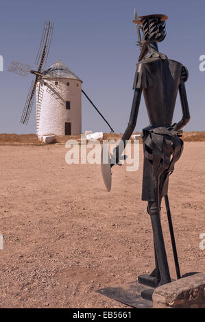 Denkmal des Don Quijote mit einer Windmühle in Campo de Criptana, Ciudad Real, Kastilien-La Mancha, Spanien Stockfoto