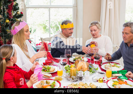 Familie in Partyhut Spaß zur Weihnachtszeit Stockfoto