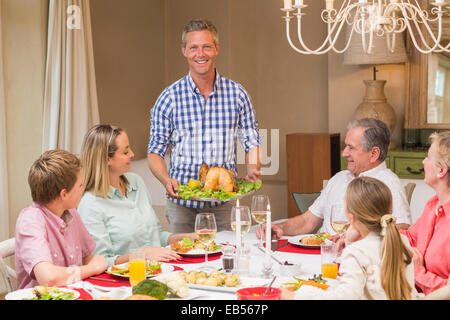 Mann mit gebratenem Truthahn zu Weihnachten Stockfoto