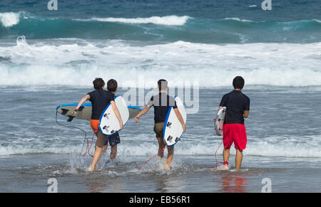 Einer der vielen Surfschulen in La Cicer auf der City Beach, Playa de Las Canteras in Las Palmas, Gran Canaria, Kanarische Inseln, Spanien Stockfoto