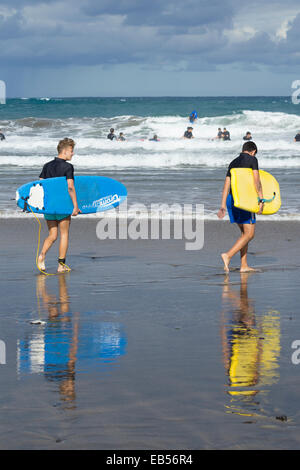 Einer der vielen Surfschulen in La Cicer auf der City Beach, Playa de Las Canteras in Las Palmas, Gran Canaria, Kanarische Inseln, Spanien Stockfoto