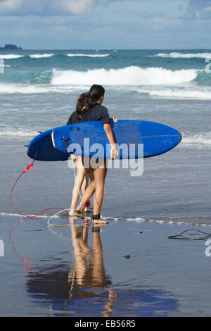 Einer der vielen Surfschulen in La Cicer auf der City Beach, Playa de Las Canteras in Las Palmas, Gran Canaria, Kanarische Inseln, Spanien Stockfoto