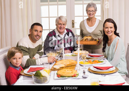 Großmutter hält Truthahn braten mit Familie zu Weihnachten Stockfoto