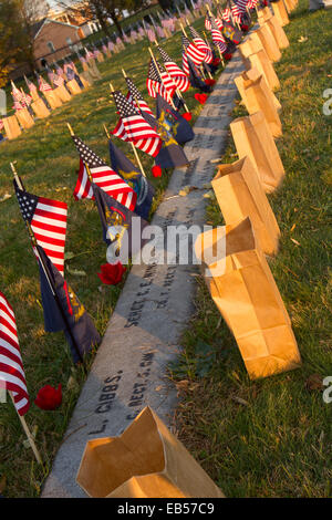 Gettysburg, PA, USA - 15. November 2014: Gräber geschmückt mit Fahnen und Blumen der Zustand vor der 12. jährliche Koryphäe Stockfoto