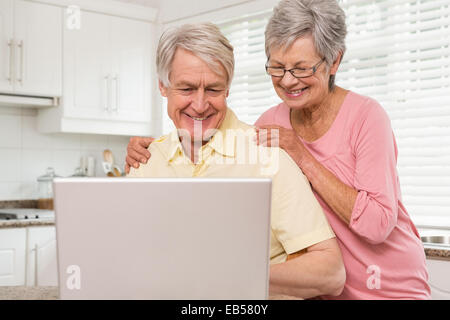 Älteres Paar mit dem Laptop zusammen Stockfoto