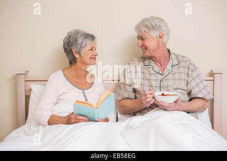 Älteres paar entspannende im Bett Stockfoto