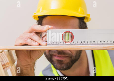 Bauarbeiter mit Wasserwaage Stockfoto