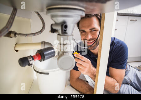 Klempner Befestigung unter der Spüle Stockfoto