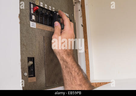 Elektriker arbeiten am Sicherungskasten Stockfoto