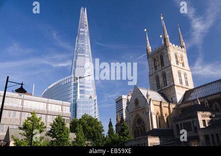 London, 20. August 2013: die Scherbe und Southwark Kathedrale von Montague Close, London Stockfoto