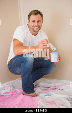 Mann mit Pinsel, Wand blau malen Stockfoto