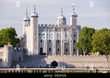 London, 20. August 2013: The Tower of London angesehen vom Südufer der Themse Stockfoto