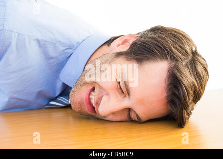 Lässige Geschäftsmann an seinem Schreibtisch schlafen Stockfoto