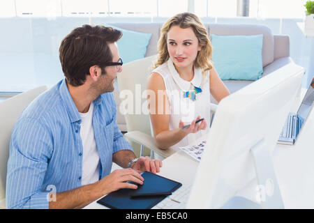 Zwei kreative Business-Mitarbeitern zusammenarbeitet Stockfoto