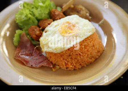Frühstück im amerikanischen Stil gesetzt, gebratener Reis (Thai-Küche) Stockfoto
