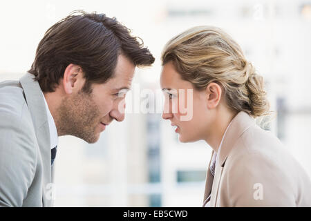 Lässige Geschäftskollegen im argument Stockfoto