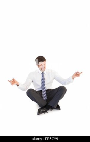 Geschäftsmann im Anzug sitzt in Lotus-pose Stockfoto