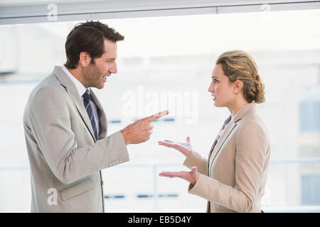 Verärgerter Mann zeigte auf seinen Kollegen Stockfoto