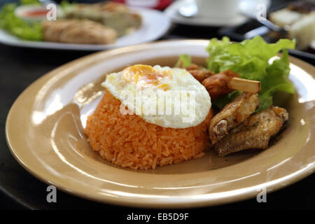 Frühstück im amerikanischen Stil gesetzt, gebratener Reis (Thai-Küche) Stockfoto