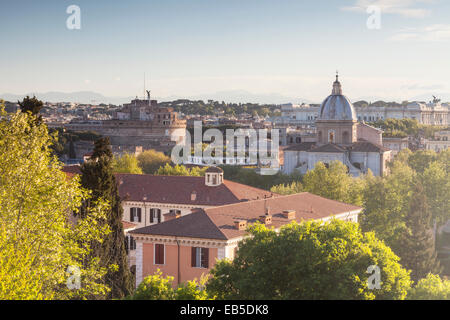 Der Blick über die Dächer von Rom vom Gianicolo. Castel Sant'Angelo können im Hintergrund zu sehen. Stockfoto