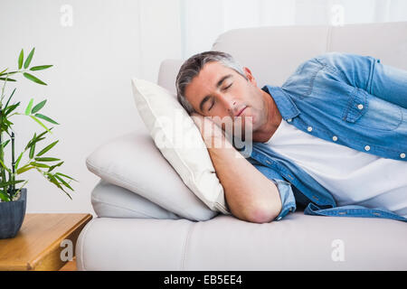 Mann mit grauen Haaren schlafen auf der couch Stockfoto