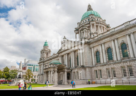 Belfast, Nordirland - 19. August 2014: Aufbau der Belfast City Hall in Belfast, Nordirland am 19. August 2014 Stockfoto