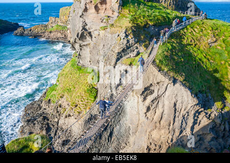 Belfast, Nordirland - 19. August 2014: Menschen der Seil-Brücke: Carrick ein Rede in North Antrim, Nordirland auf A Stockfoto