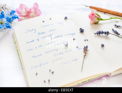 Notebook mit Notizen über Sommer, Stift, Lavendel, Rittersporn, rosa Rose und Hortensien - selektiven Fokus mit blur Stockfoto