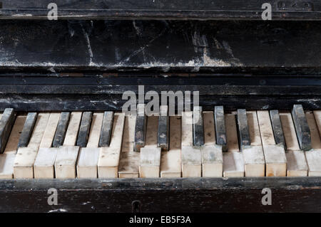Gebrochene Klaviertasten, Beelitz Heilstaetten ehemalige TB-Krankenhaus, verlassenen Ort in der Nähe von Berlin Stockfoto