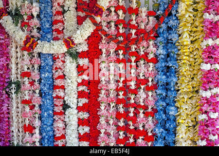 Strings von Blumengirlanden zu sagen "Aloha" (Hallo oder auf Wiedersehen) stehen zum Verkauf in Lei-Maker Stände am Honolulu International Airport in Oahu, Hawaii, USA. Stockfoto