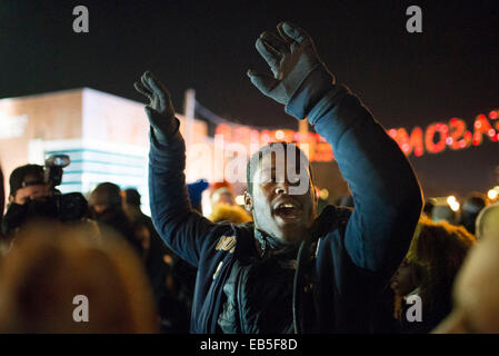 Ferguson, Missouri, USA. 25. November 2014. Ein Demonstrant steht auf der Straße vor Ferguson Police Department, schreit "Hands up Don't Shoot". Ein Dutzend US Städte haben gesehen neue Proteste über die Entscheidung nicht zu einen weißen Polizisten, der einen schwarzen Jugendlicher in Ferguson, Missouri erschossen zu berechnen. Demonstrationen von New York nach Seattle waren meist friedliche aber Unruhen brachen in Oakland, Kalifornien. Gab es einige Unruhe in Ferguson selbst, mit Polizei macht 44 Festnahmen, aber die Stadt nicht sehen Ausschreitungen auf der Skala von Montagabend. Bildnachweis: Zach Roberts/ZUMA Wire/ZUMAPRESS.com/Alamy Live-Nachrichten Stockfoto