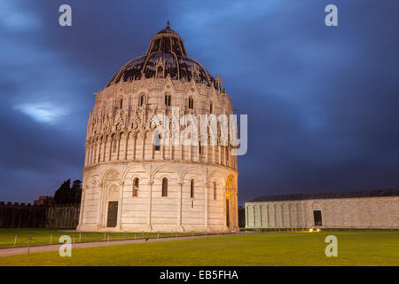 Das Battistero di San Giovanni in Pisa. Es stammt aus dem 12. Jahrhundert. Stockfoto