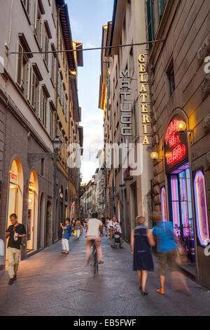 Die belebte Altstadt von Florenz, Italien. Die Stadt ist die Hauptstadt der Toskana und gilt als die Geburtsstätte der Renais Stockfoto