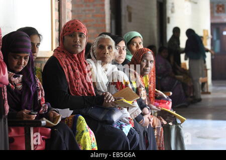 Bhopal, Indien. 29. Oktober 2014. Patienten warten am Sambhavna Hospital in Bhopal, Indien, 29. Oktober 2014 behandelt werden. Untersuchungen sind kostenlos, unabhängig wenn ihre Krankheit von der Gas-Katastrophe oder die Wasserverschmutzung kommt. Es war die schlimmste Arbeitsunfall aller Zeiten, vor 30 Jahren eine Explosion in einer Pestizidfabrik Tonnen hochgiftigen Methyl-Isocyanat (MIA) töteten Tausende von Menschen in Bhopal, Indien veröffentlicht. Foto: DOREEN FIEDLER/Dpa/Alamy Live News Stockfoto