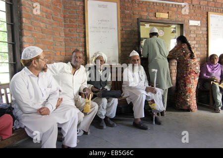 Bhopal, Indien. 29. Oktober 2014. Patienten warten am Sambhavna Hospital in Bhopal, Indien, 29. Oktober 2014 behandelt werden. Untersuchungen sind kostenlos, unabhängig wenn ihre Krankheit von der Gas-Katastrophe oder die Wasserverschmutzung kommt. Es war die schlimmste Arbeitsunfall aller Zeiten, vor 30 Jahren eine Explosion in einer Pestizidfabrik Tonnen hochgiftigen Methyl-Isocyanat (MIA) töteten Tausende von Menschen in Bhopal, Indien veröffentlicht. Foto: DOREEN FIEDLER/Dpa/Alamy Live News Stockfoto