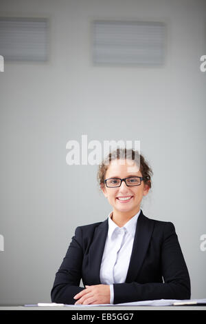 Porträt einer freundlichen Frau in Gläsern in die Kamera Lächeln Stockfoto