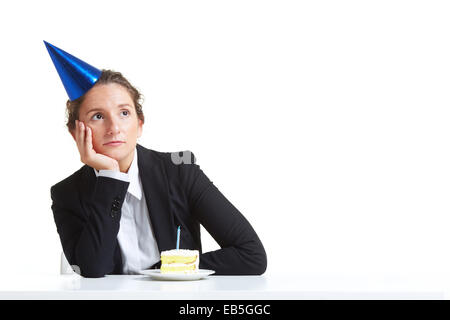 Traurig Geschäftsfrau mit einem Stück Geburtstagstorte Stockfoto