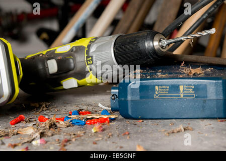 Tragbare Bohrmaschine in staubigen Werkstatt Stockfoto