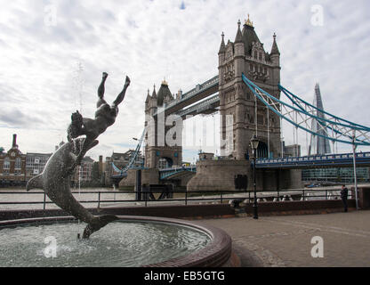 Tower Bridge, die Scherbe und David Wynnes 1973-Statue des "Mädchen mit einem Delfin" Stockfoto