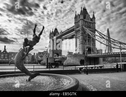 Tower Bridge, die Scherbe und David Wynnes 1973-Statue des "Mädchen mit einem Delfin" Stockfoto